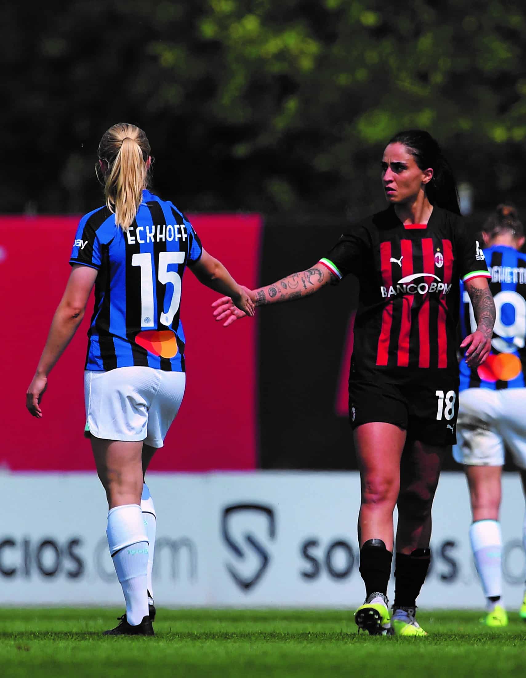 Noor i Inter Milan-trøye. MILAN, ITALY - APRIL 22: Noor Eckhoff of FC Internazionale Women embraces after the Women Serie A Playoffs match between AC Milan Women and FC Internazionale Women at Centro Sportivo Vismara on April 22, 2023 in Milan, Italy. (Photo by Mattia Pistoia - Inter/Inter via Getty Images)